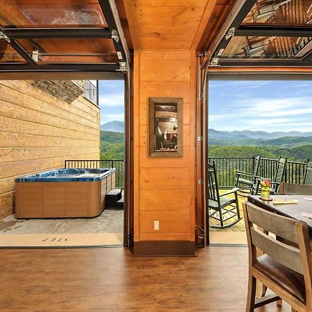 Skyview Mansion:13Bdrm, 17Bath, Sleeps 70, Indoor Pool, Amazing Views Villa Pigeon Forge Buitenkant foto
