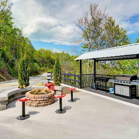 Skyview Mansion:13Bdrm, 17Bath, Sleeps 70, Indoor Pool, Amazing Views Villa Pigeon Forge Buitenkant foto