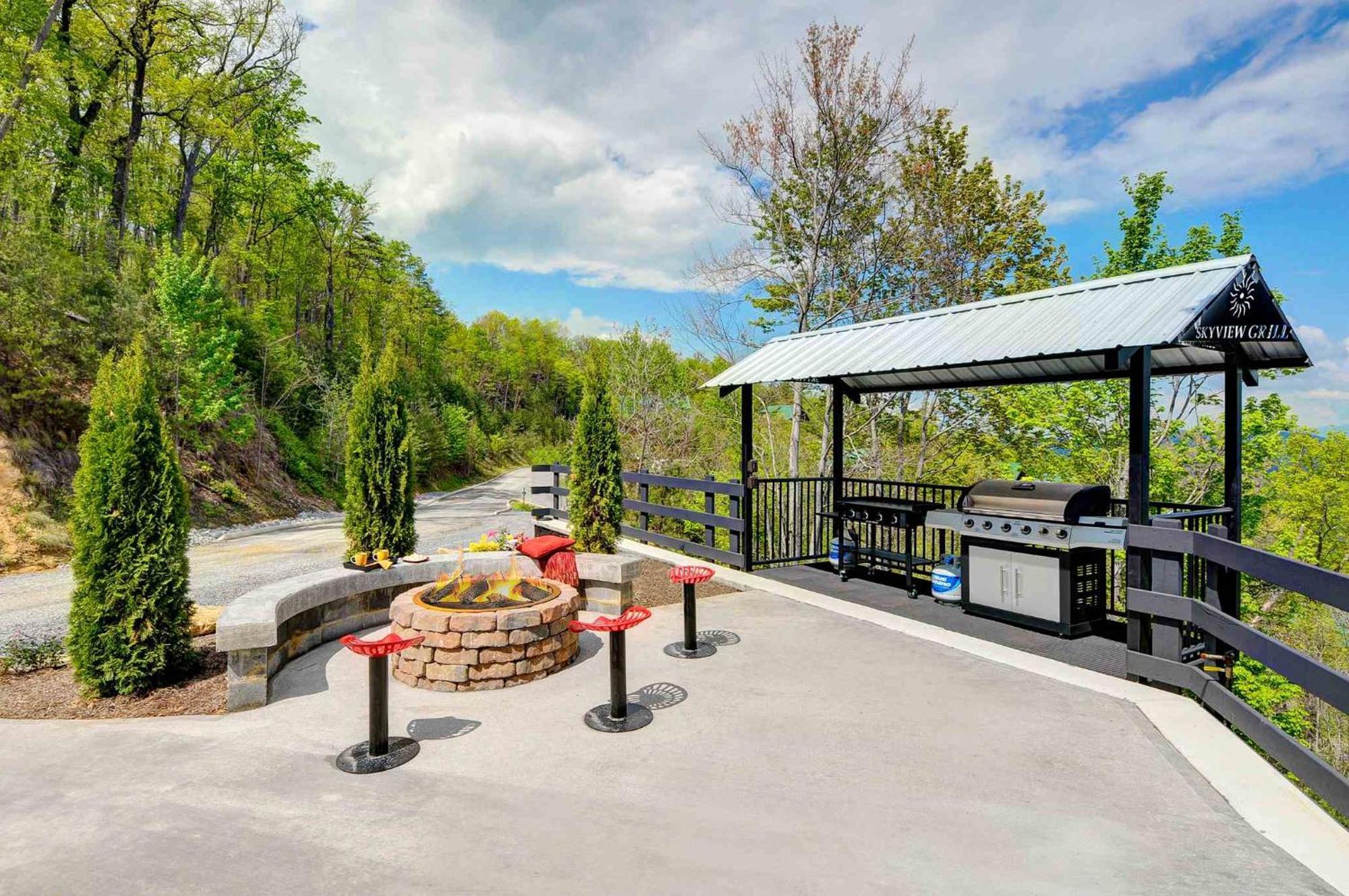 Skyview Mansion:13Bdrm, 17Bath, Sleeps 70, Indoor Pool, Amazing Views Villa Pigeon Forge Buitenkant foto